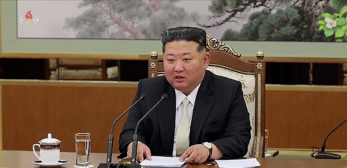 김정은 북한 국무위원장이 지난 8일 평양 금수산영빈관에서 열린 시진핑 중국 국가주석과의 회담에서 발언하고 있다. 연합뉴스