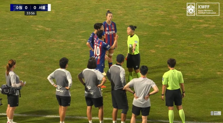 배선영 주심에게 항의하는 지소연(10번). 한국여자축구연맹 유튜브 채널 중계 화면 캡처