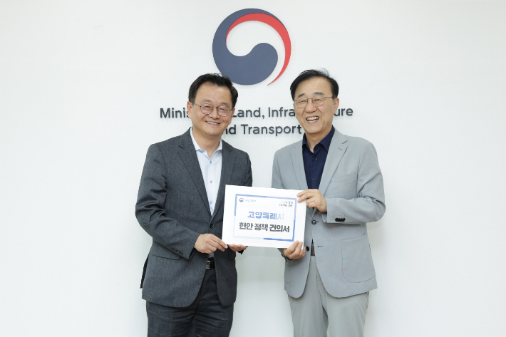 민경선 고양특례시장(왼쪽)과 김윤덕 국토교통부 장관. 고양시 제공