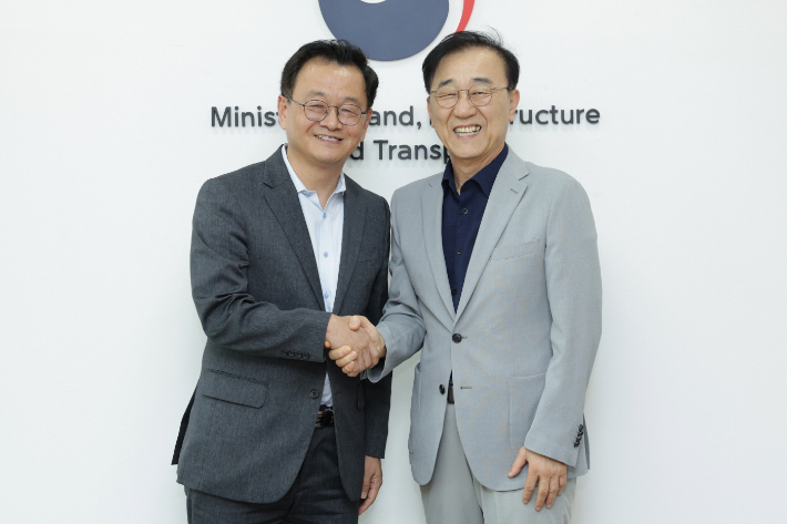 민경선 고양특례시장(왼쪽)과 김윤덕 국토교통부 장관. 고양시 제공