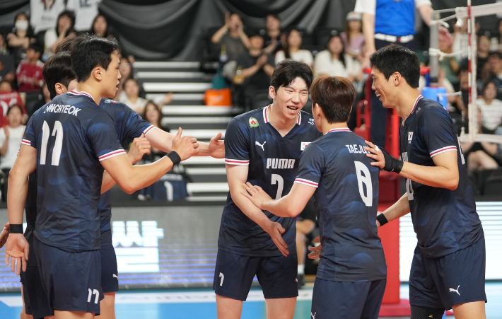 임동혁(왼쪽부터), 허수봉 등 한국 남자 배구 대표팀이 29일 바레인과 평가전에서 득점한 뒤 서로 격려하고 있다. 대한배구협회 