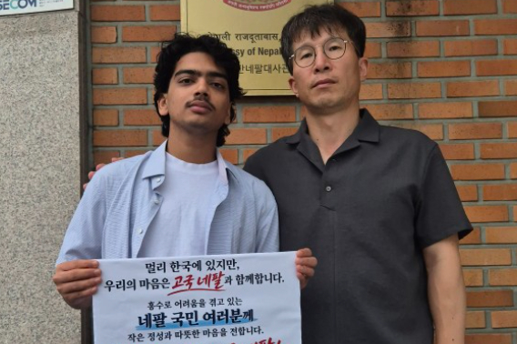 28일 주한 네팔 대사관을 찾아 성금을 전달한 상지대 글로벌비즈니스융합학과 유학생 타파 사묘그 씨(왼쪽)와 상지대 글로벌비즈니스융합학과장 심재우 교수. 상지대 제공 