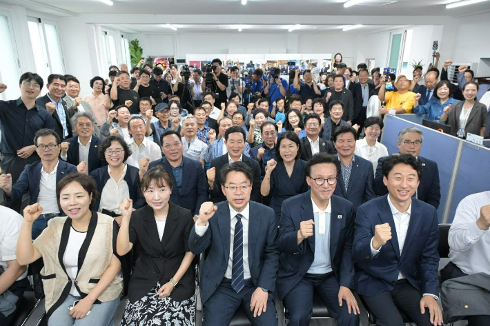 더불어민주당 박홍배 의원이 29일 사상구 지역사무소 개소식을 열고 본격적인 총선 준비에 나섰다. 김민석 대표는 이날 개소식에 방문해 2년 뒤 서울과 부산 총선을 '당대표 직할'로 치르겠다고 약속했다. 더불어민주당 부산시당 제공