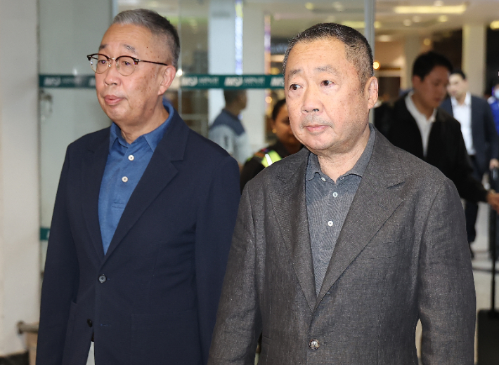 두산에너빌리티 사고 수습을 위해 네팔을 찾은 박정원 두산그룹 회장(오른쪽)과 박지원 부회장이 29일(현지시간) 네팔 카트만두 트리부반 공항을 나서고 있다. 연합뉴스