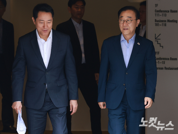 오세훈 서울시장(왼쪽)과 김윤덕 국토부장관이 26일 서울 모처의 한 식당에서 용산공원을 활용한 주택 공급 방안 등을 논의한 뒤 나서고 있다. 류영주 기자