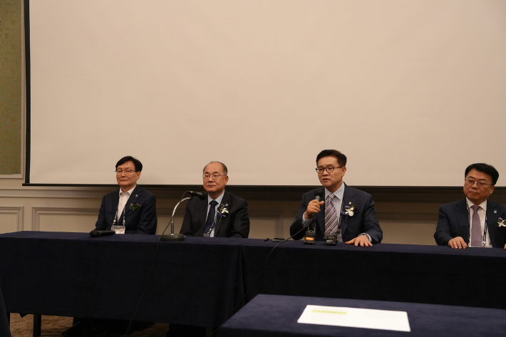 한국대학교육협의회의 정태주 부회장(왼쪽부터), 최재원 부회장, 이기정 회장, 전민현 부회장이 28일 제주 롯데호텔에서 열린 '2026년 한국대학교육협의회 하계 대학총장세미나'에서 기자간담회를 하고 있다. 한국대학교육협의회 제공