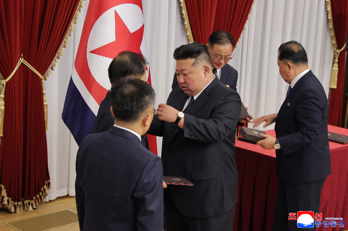 북한 조선중앙통신은 김정은 북한 국무위원장이 지난 29일 새로운 무기전투체계 개발 등에 공헌한 성원들에게 표창을 수여했다고 30일 보도했다. 연합뉴스