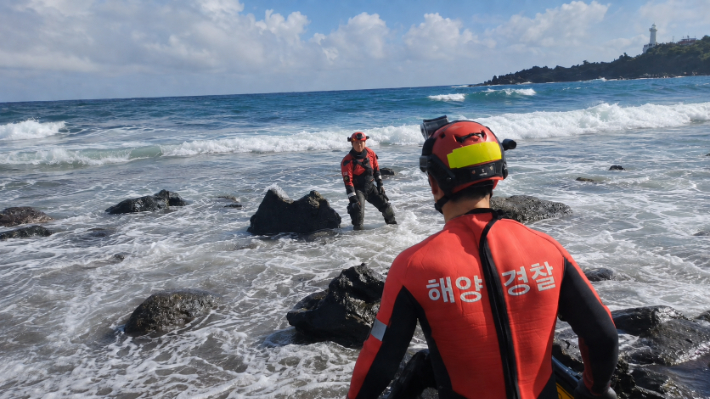 수색 중인 해경. 서귀포해경 제공