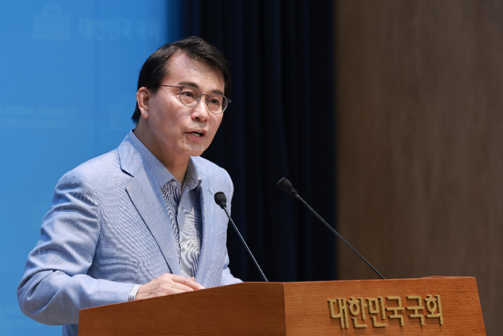 국회 '제9회 전국동시지방선거 투표용지 부족 사태 등 국민 참정권 침해 진상규명 및 선거관리 개혁을 위한 국정조사 특별위원회' 위원장인 국민의힘 윤상현 의원이 30일 국회 소통관에서 위원회 활동 종료를 앞두고 위원회 활동, '부정선거론' 등과 관련해 기자회견 하고 있다. 연합뉴스