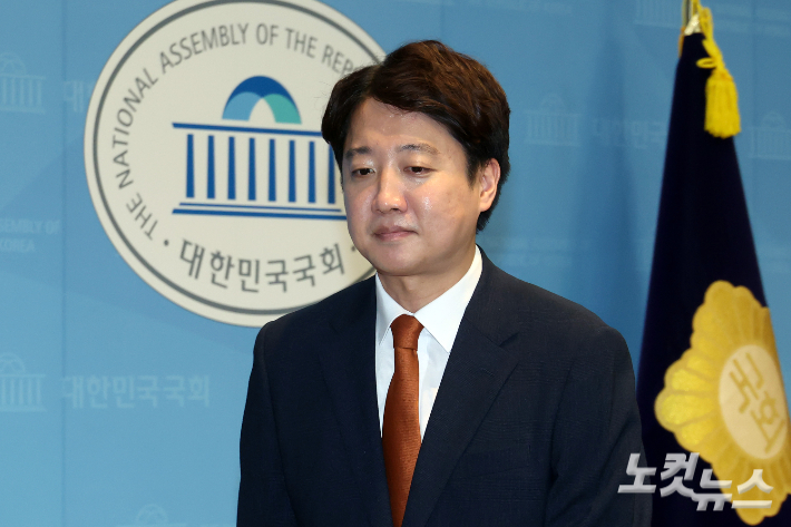 개혁신당 이준석 대표가 26일 서울 여의도 국회 소통관에서 당대표 사퇴 기자회견을 마치고 이동하고 있다. 윤창원 기자