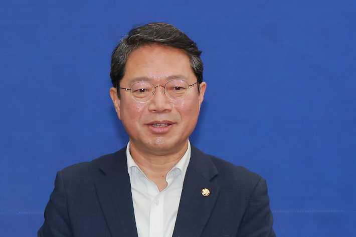 법무부 장관 후보자로 지명된 더불어민주당 김승원 의원이 30일 국회에서 사법부 현안 관련 기자회견을 마치고 이동하고 있다. 연합뉴스