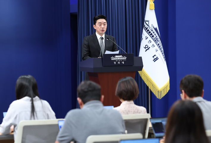 강훈식 비서실장이 30일 청와대 춘추관에서 인사 관련 브리핑을 하고 있다. 연합뉴스