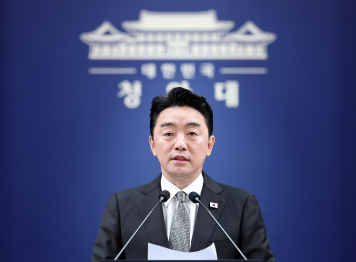 강훈식 비서실장이 30일 청와대 춘추관에서 인사 관련 브리핑을 하고 있다. 연합뉴스