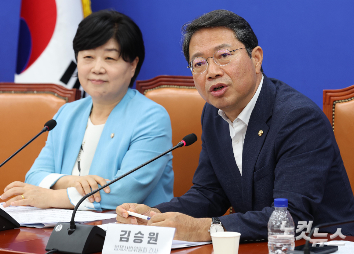 법무부 장관 후보자로 지명된 더불어민주당 김승원 의원이 30일 국회에서 열린 조희대 대법원장의 법사위 불출석 사유서 제출 관련 기자간담회에 참석해 지명 소감을 밝히고 있다. 황진환 기자