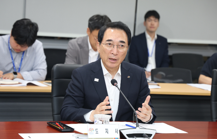 29일 충남도청에서 열린 지천댐 긴급 회의에서 박수현 충남지사가 발언하고 있다. 충남도 제공