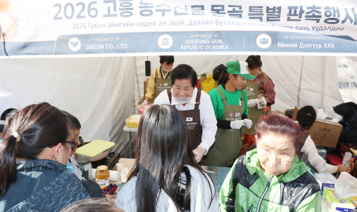 공영민(가운데) 고흥군수가 몽골 현지 소비자들에게 고흥쌀과 고흥김으로 만든 김밥 시식행사를 돕고 있다. 고흥군 제공