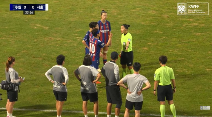 수원FC 위민과 서울시청의 WK리그 경기 중 배선영 주심에게 항의하는 지소연(10번). 한국여자축구연맹 유튜브 채널 중계 화면 캡처