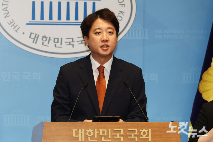 개혁신당 이준석 대표가 26일 서울 여의도 국회 소통관에서 당대표 사퇴 기자회견을 하고 있다. 윤창원 기자