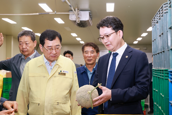 김종구 농립축산식품부 차관이 경주시 농산물산지유통센터(APC)를 찾아 주낙영 경주시장과 함께 지역 농산물의 선별, 유통 현장을 살펴보고 있다. 경주시 제공