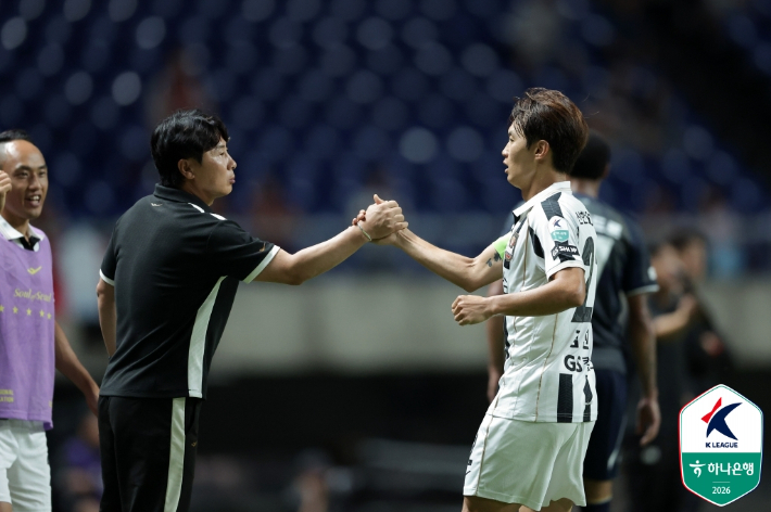 김기동 감독과 득점 자축하는 서울의 김진수(사진 오른쪽). 한국프로축구연맹 제공