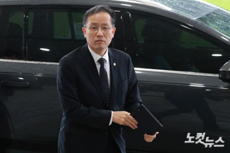 이형일 경제부총리 겸 재정경제부 장관 후보자(현 재정경제부 1차관)가 31일 오전 서울 종로구 정부서울청사로 출근하고 있다.