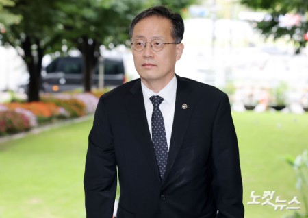 이형일 경제부총리 겸 재정경제부 장관 후보자(현 재정경제부 1차관)가 31일 오전 서울 종로구 정부서울청사로 출근하고 있다.