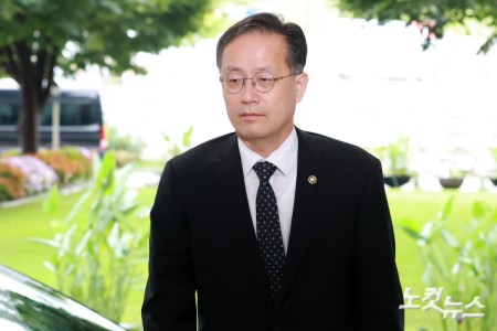 이형일 경제부총리 겸 재정경제부 장관 후보자(현 재정경제부 1차관)가 31일 오전 서울 종로구 정부서울청사로 출근하고 있다.