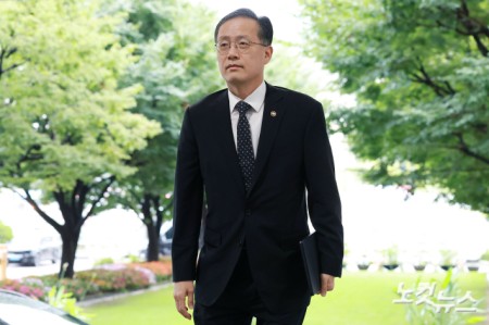 이형일 경제부총리 겸 재정경제부 장관 후보자(현 재정경제부 1차관)가 31일 오전 서울 종로구 정부서울청사로 출근하고 있다.