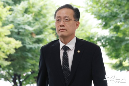 이형일 경제부총리 겸 재정경제부 장관 후보자(현 재정경제부 1차관)가 31일 오전 서울 종로구 정부서울청사로 출근하고 있다.