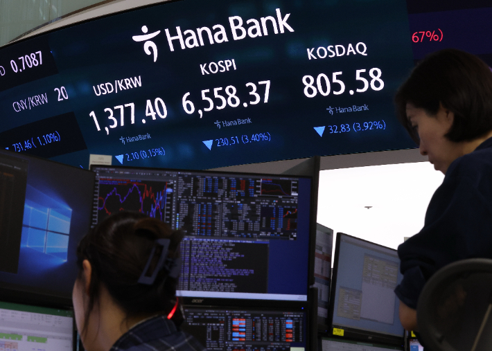 31일 서울 중구 하나은행 본점 딜링룸에서 직원들이 업무를 보고 있다. 연합뉴스