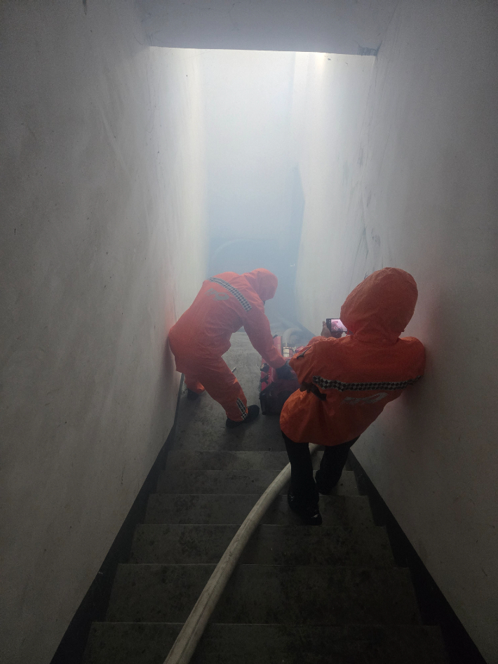 30일 오전 5시쯤 경북 칠곡군 동명면의 한 상가건물 지하 기계실이 침수됐다는 신고가 접수돼 소방 당국이 배수 작업을 벌이고 있다. 경북소방본부 제공