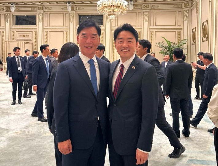 오중기(왼쪽)위원장과 강훈식 비서실장. 더불어민주당 경북도당 제공