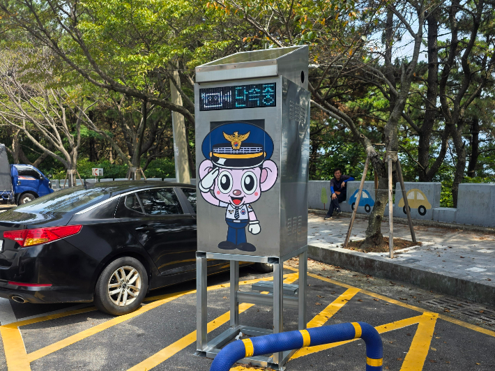 경찰이 부산 남구 이기대 공원로에 교통 단속을 강화했다. 부산 남부경찰서 제공 