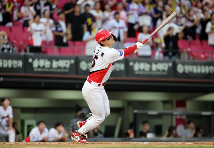 26일 광주기아챔피언스필드에서 열린 프로야구 롯데 자이언츠와 KIA 타이거즈의 경기. KIA 김도영이 1회말 무사 1, 2루에서 우월 3점 홈런을 날리는 모습. 연합뉴스 