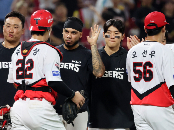 26일 광주기아챔피언스필드에서 열린 프로야구 롯데 자이언츠와 KIA 타이거즈의 경기. KIA 선수들이 16-11 승리를 자축하는 모습. 연합뉴스 