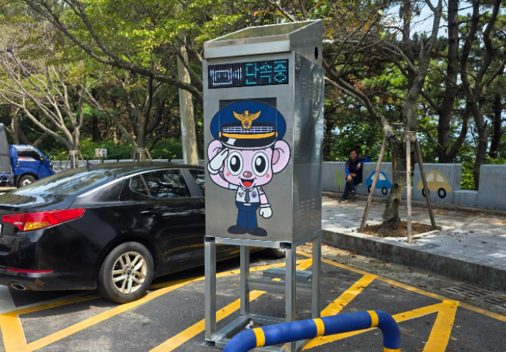 경찰이 부산 남구 이기대 공원로에 교통 단속을 강화했다. 부산 남부경찰서 제공 
