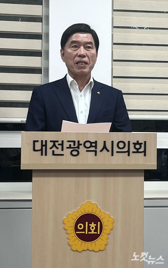 황인호 대전 동구청장이 31일 대전시의회에서 기자회견을 열고 글로벌 드림캠퍼스 운영 방안과 관련해 입장을 밝히고 있다. 정세영 기자