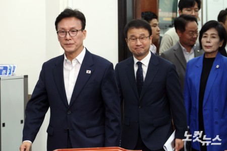 최고위원회의 참석하는 김민석 대표