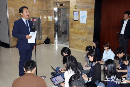 취재진 앞에 선 김승원 법무부 장관 후보자