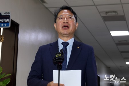 법무부 장관 후보로 지명된 더불어민주당 김승원 의원이 31일 서울 여의도 국회 법사위 회의장 앞에서 지명 소감을 밝히고 있다.