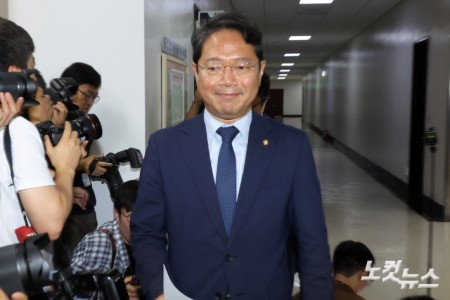 법무부 장관 후보로 지명된 더불어민주당 김승원 의원이 31일 서울 여의도 국회 법사위 회의장 이동하고 있다.