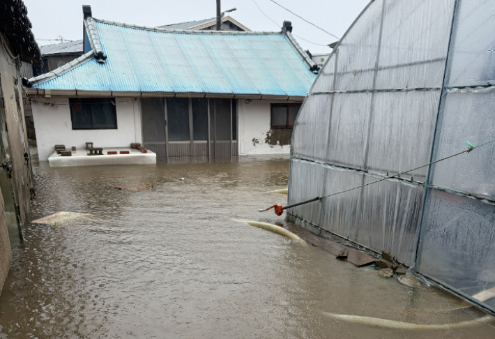 31일 오전 전남광주 영광군 염산면 야월리 일대가 집중호우로 침수돼 주택과 비닐하우스 주변까지 물이 차 있다. 전남광주소방본부 제공