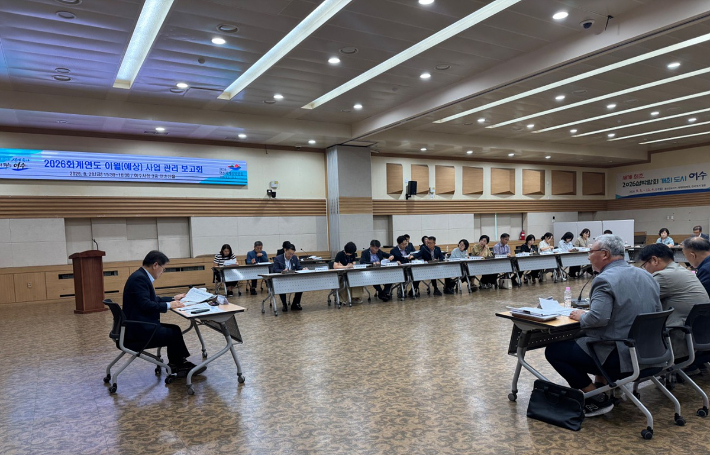 정현구(왼쪽) 여수시 부시장이 2026년 이월(예상)사업 관리 보고회를 주재하고 있다. 여수시 제공