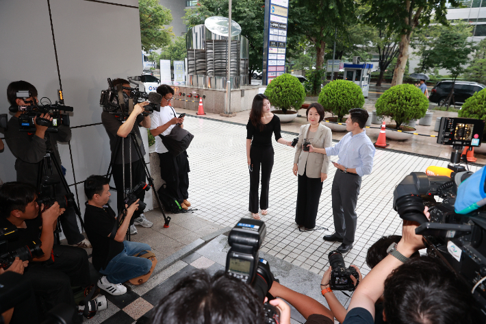 이소영 중소벤처기업부 장관 후보자가 서울특별시 여의도 삼희익스콘벤처타워에 마련된 인사청문회 준비 사무실로 출근하며 취재진 질문에 답하고 있다. 중소벤처기업부 제공