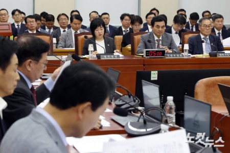 국회 국방위 출석한 안규백 장관