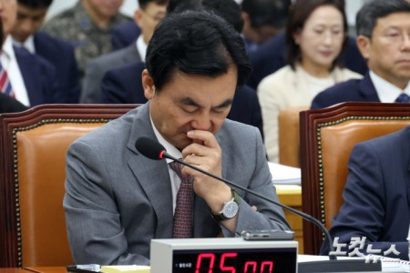 생각에 잠긴 안규백 국방부 장관