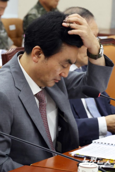 머리 만지는 안규백 장관