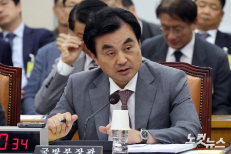 의원 질의에 답변하는 안규백 국방부 장관