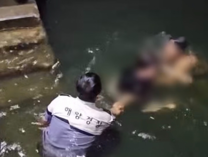 음주측정 거부 도주하던 30대 남성 바다 추락 구조. 창원해경 제공 