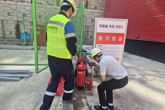 위험물 옥외 저장소 점검 중인 강원소방. 강원소방 제공